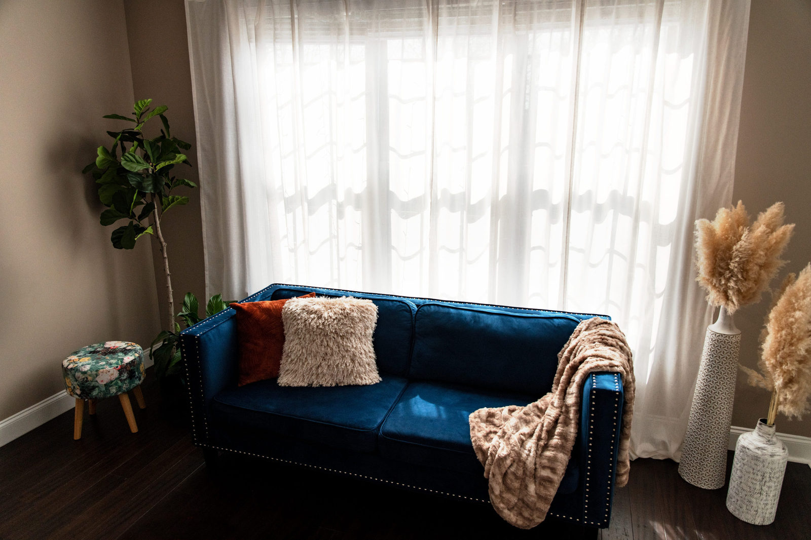 chattanooga boudoir studio with blue sofa, red king size bed, wood floors for an empowering photoshoot