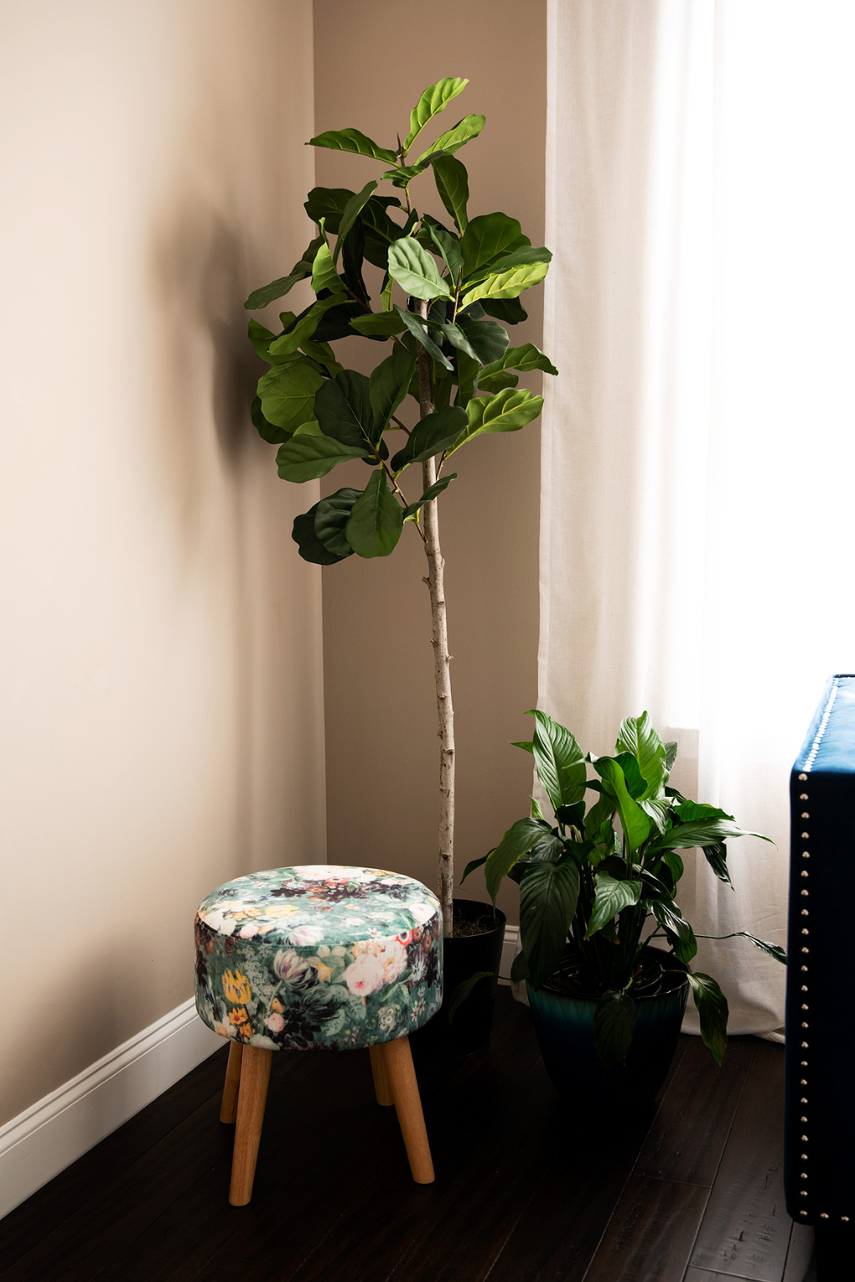 chattanooga boudoir studio with blue sofa, red king size bed, wood floors for an empowering photoshoot