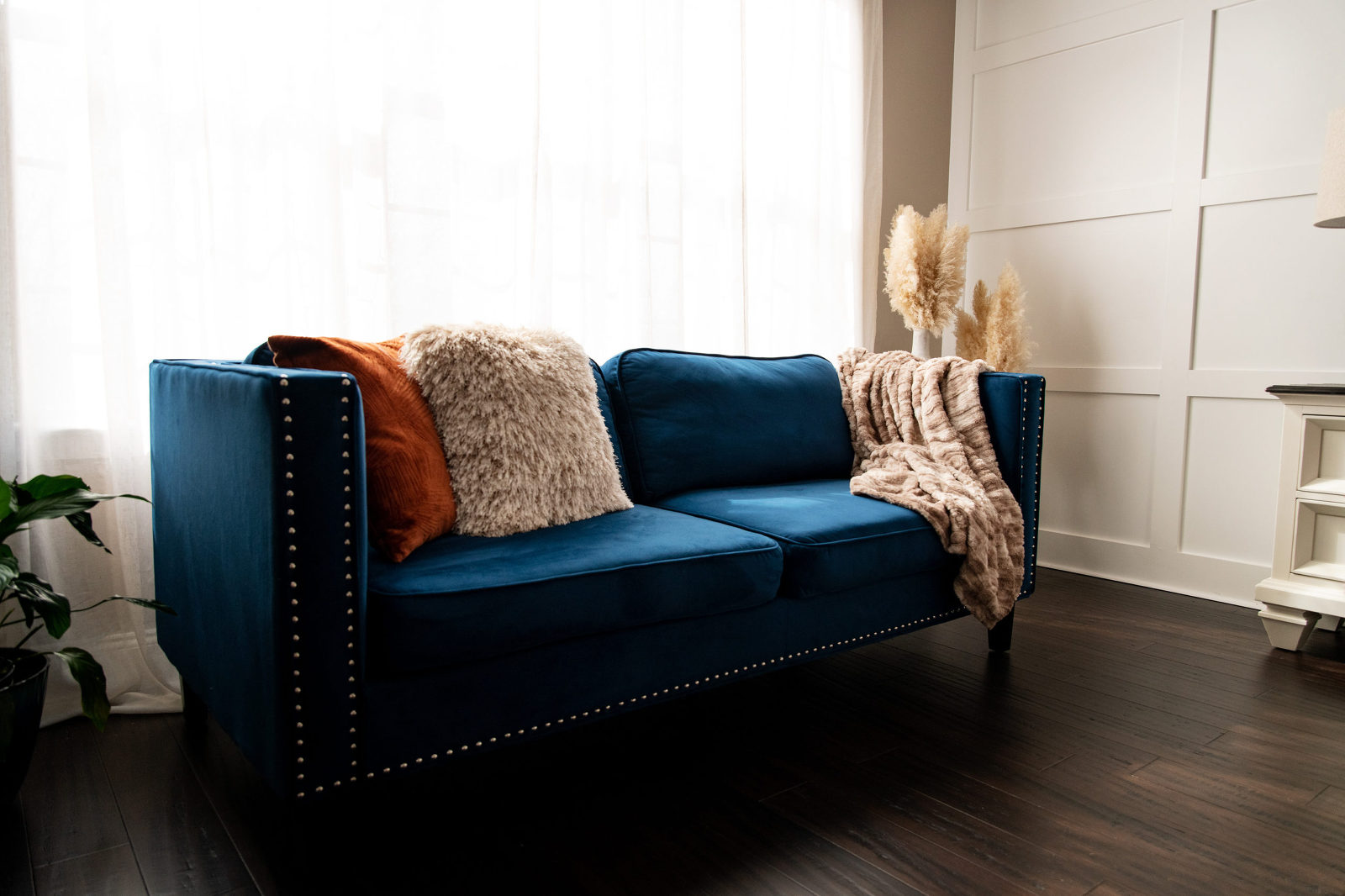 chattanooga boudoir studio with blue sofa, red king size bed, wood floors for an empowering photoshoot